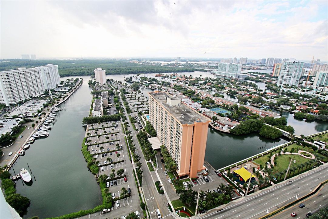 Active With Contract: $11,500 (3 beds, 3 baths, 2558 Square Feet)