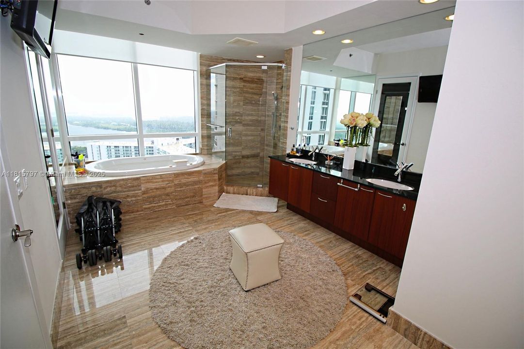 Active With Contract: $11,500 (3 beds, 3 baths, 2558 Square Feet)