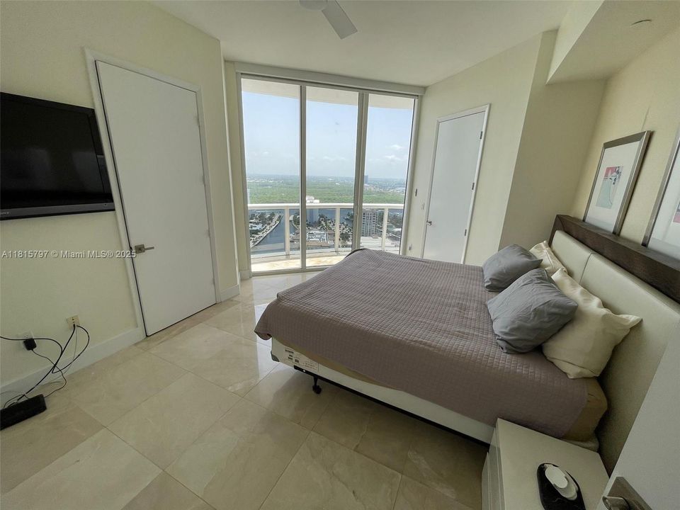 Active With Contract: $11,500 (3 beds, 3 baths, 2558 Square Feet)