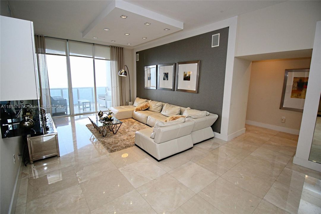 Active With Contract: $11,500 (3 beds, 3 baths, 2558 Square Feet)