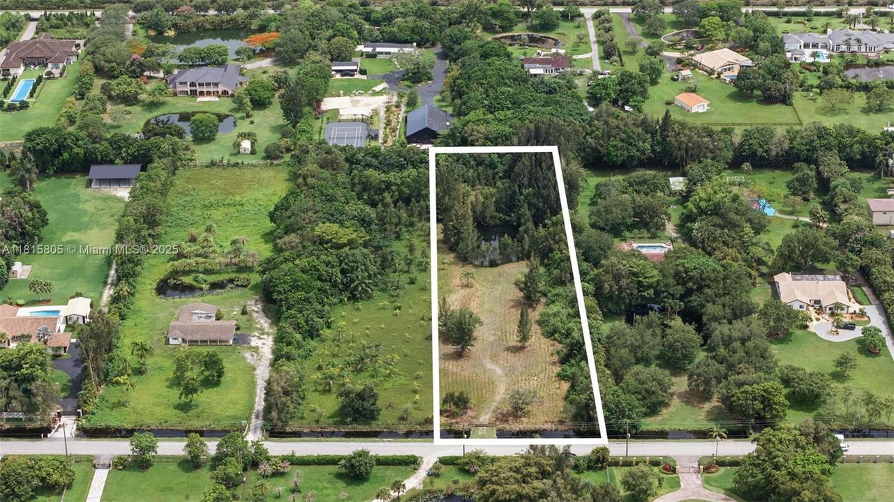 待售: $1,699,000 (2.24 acres)