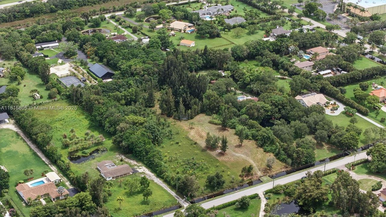 待售: $1,699,000 (2.24 acres)