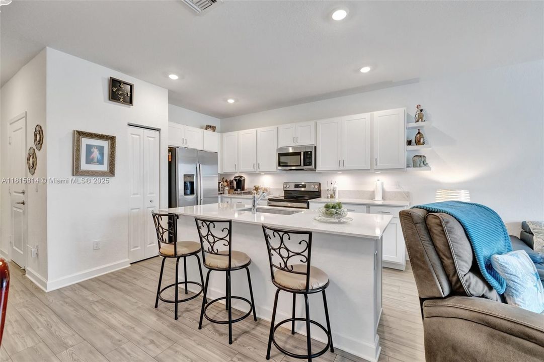 Недавно продано: $329,000 (3 спален, 2 ванн, 1632 Квадратных фут)