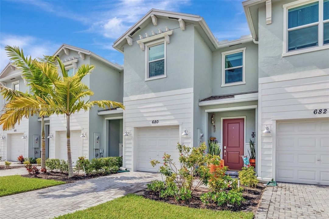 Недавно продано: $329,000 (3 спален, 2 ванн, 1632 Квадратных фут)