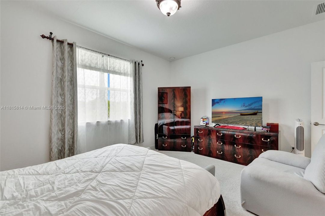 Недавно продано: $329,000 (3 спален, 2 ванн, 1632 Квадратных фут)