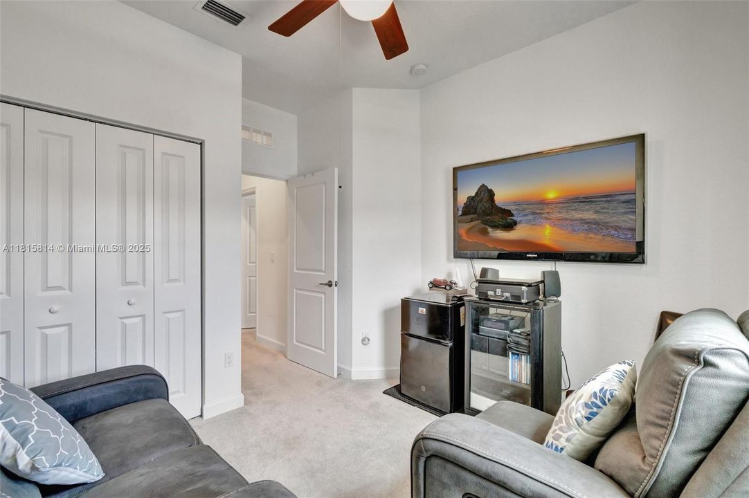 Недавно продано: $329,000 (3 спален, 2 ванн, 1632 Квадратных фут)