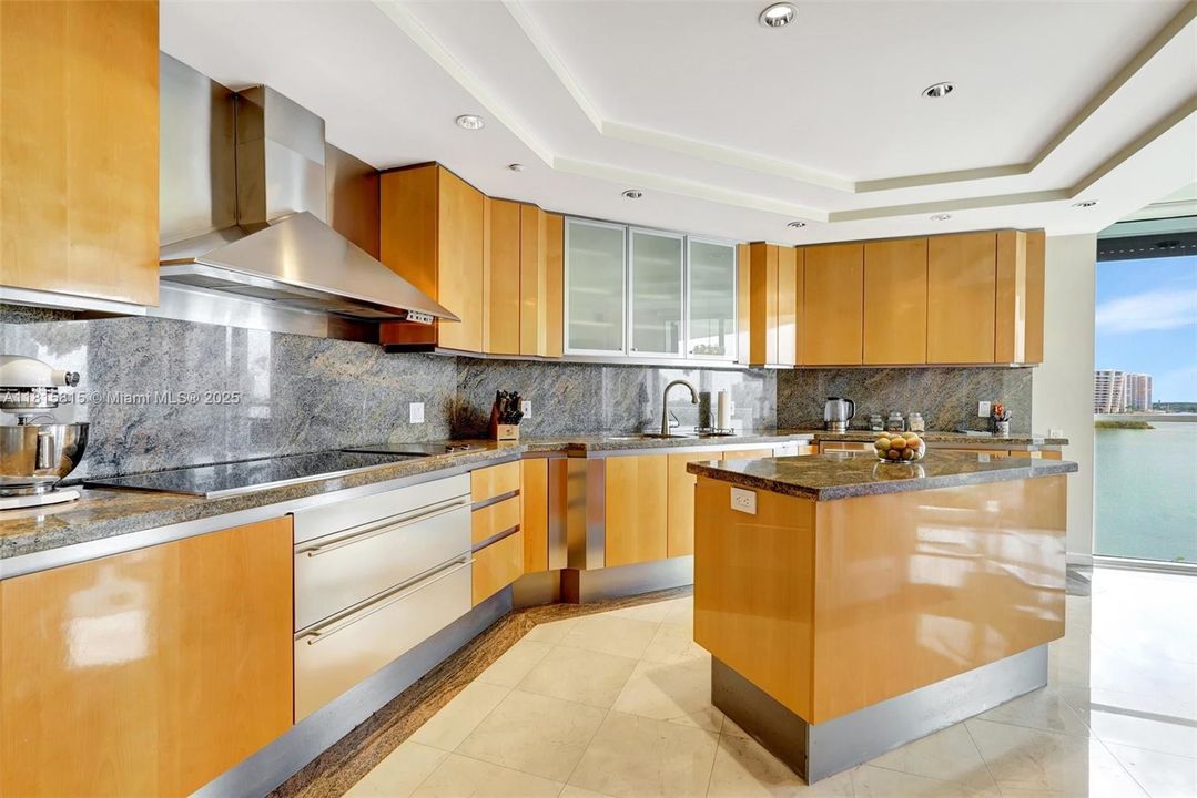 待售: $2,000,000 (3 贝兹, 3 浴室, 2580 平方英尺)