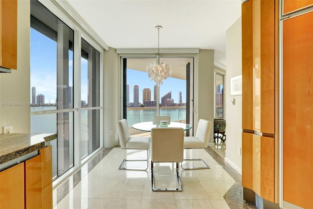 待售: $2,000,000 (3 贝兹, 3 浴室, 2580 平方英尺)