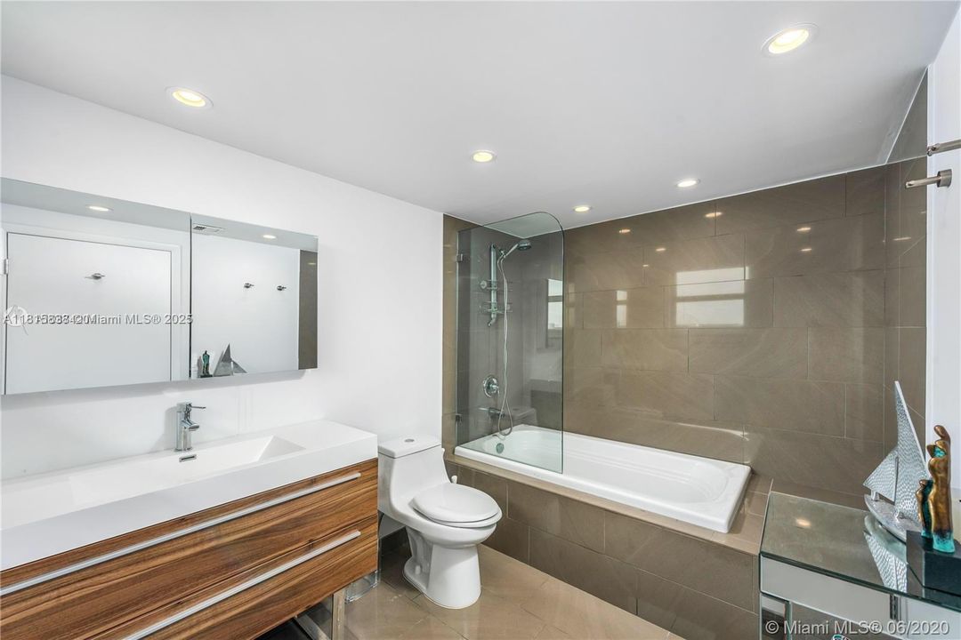 Recientemente alquilado: $4,750 (2 camas, 2 baños, 1340 Pies cuadrados)