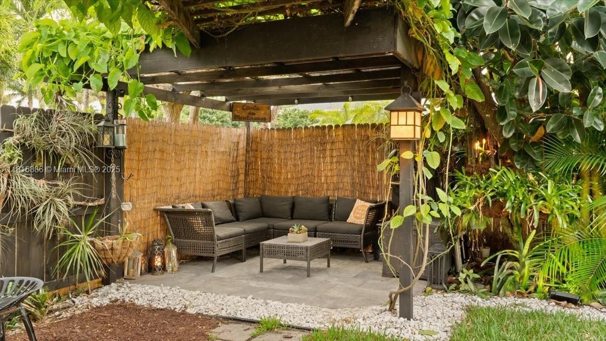 Недавно продано: $599,000 (3 спален, 2 ванн, 1843 Квадратных фут)