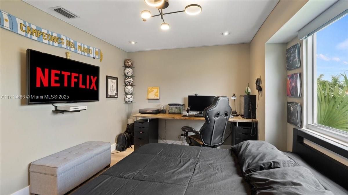 Недавно продано: $599,000 (3 спален, 2 ванн, 1843 Квадратных фут)