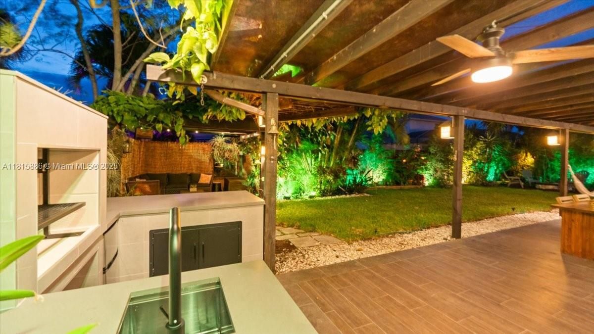 Недавно продано: $599,000 (3 спален, 2 ванн, 1843 Квадратных фут)