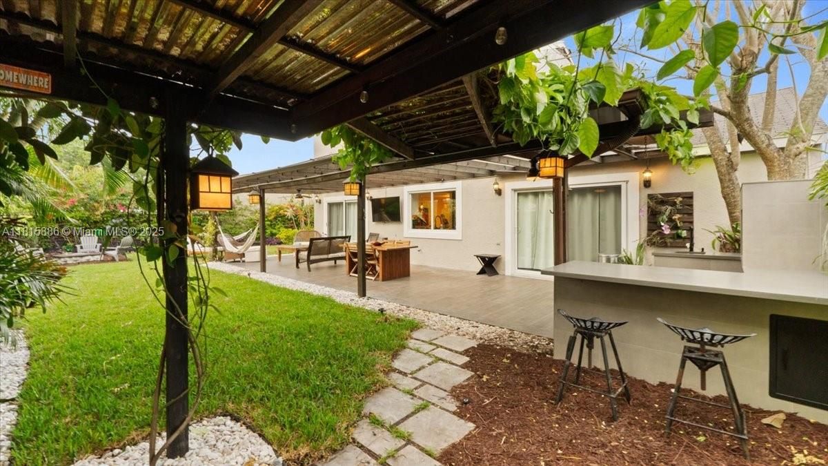 Недавно продано: $599,000 (3 спален, 2 ванн, 1843 Квадратных фут)