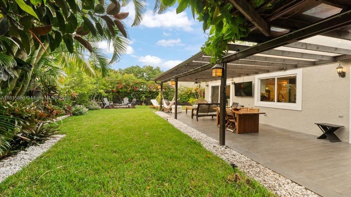 Недавно продано: $599,000 (3 спален, 2 ванн, 1843 Квадратных фут)