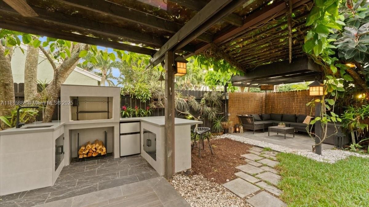 Недавно продано: $599,000 (3 спален, 2 ванн, 1843 Квадратных фут)