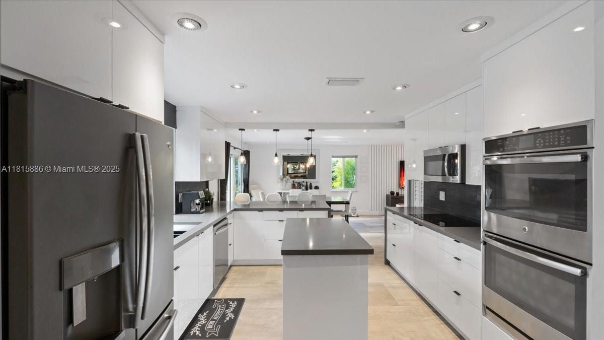 Недавно продано: $599,000 (3 спален, 2 ванн, 1843 Квадратных фут)