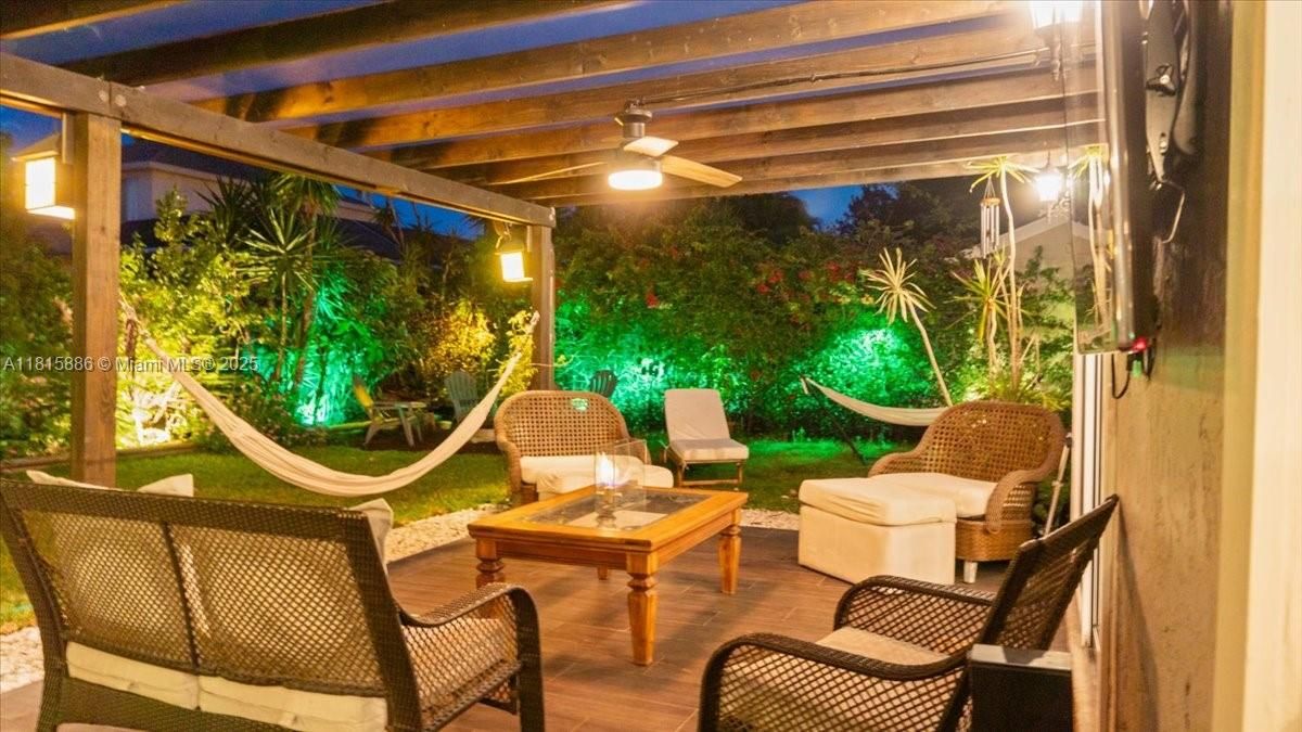 Недавно продано: $599,000 (3 спален, 2 ванн, 1843 Квадратных фут)