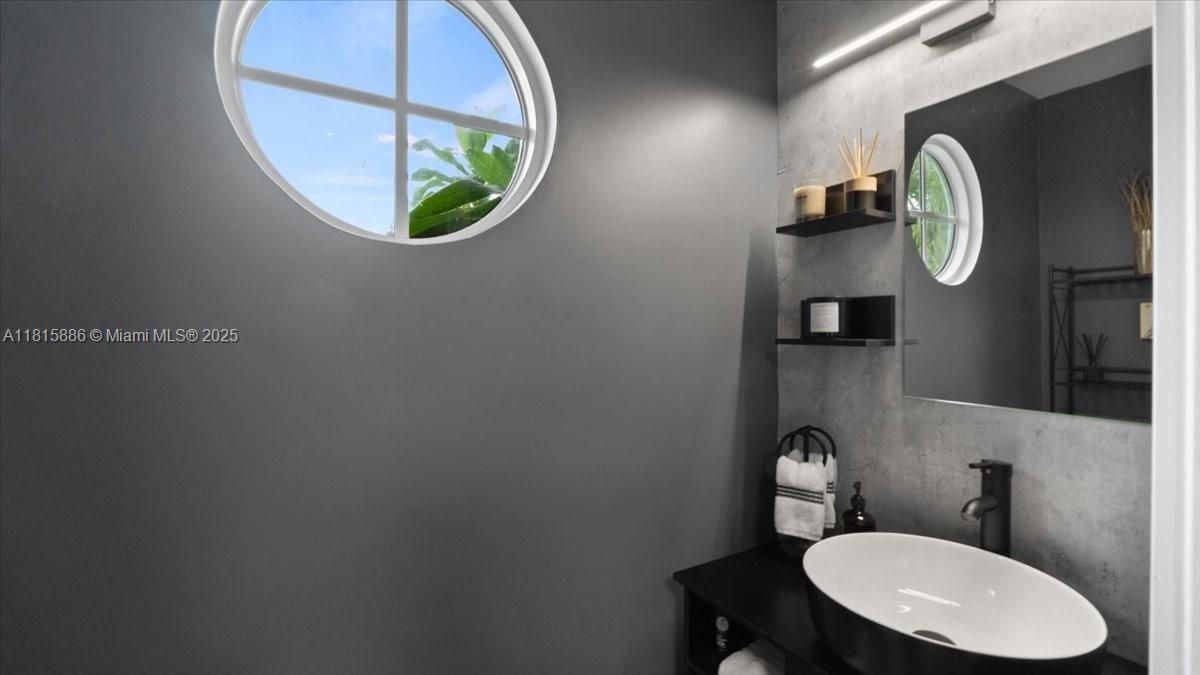 Недавно продано: $599,000 (3 спален, 2 ванн, 1843 Квадратных фут)