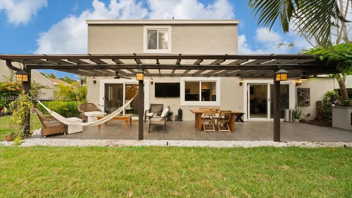 Недавно продано: $599,000 (3 спален, 2 ванн, 1843 Квадратных фут)