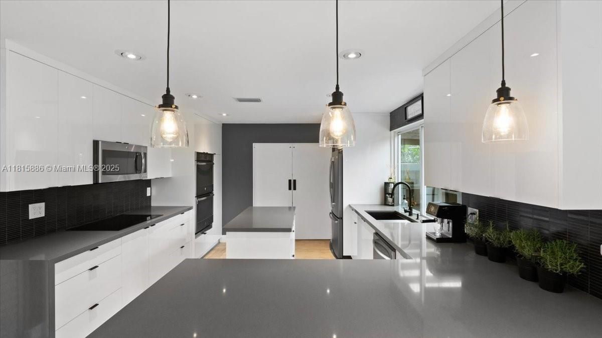 Недавно продано: $599,000 (3 спален, 2 ванн, 1843 Квадратных фут)