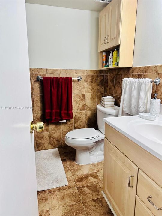 Active With Contract: $260,000 (2 beds, 2 baths, 910 Square Feet)