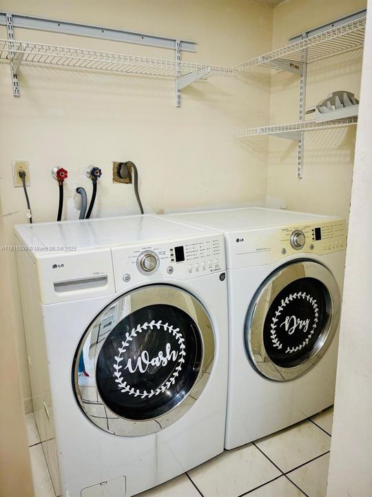 Active With Contract: $260,000 (2 beds, 2 baths, 910 Square Feet)