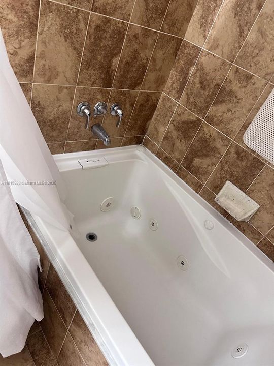 Active With Contract: $260,000 (2 beds, 2 baths, 910 Square Feet)