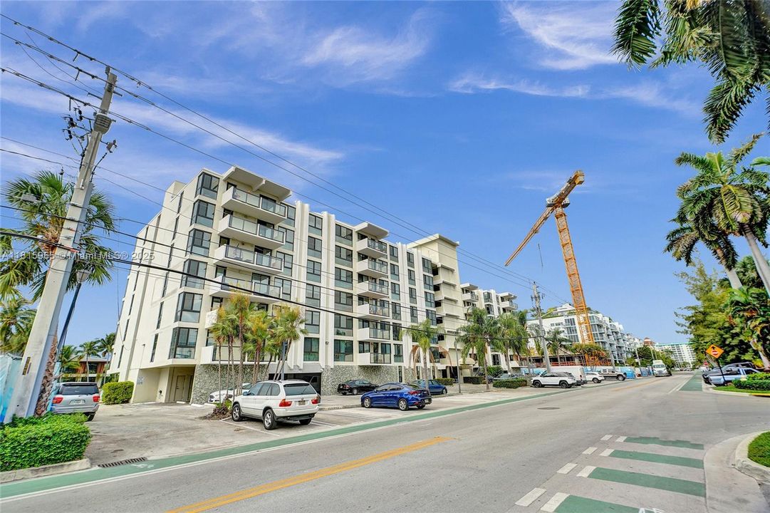 最近售出: $395,000 (1 贝兹, 2 浴室, 895 平方英尺)