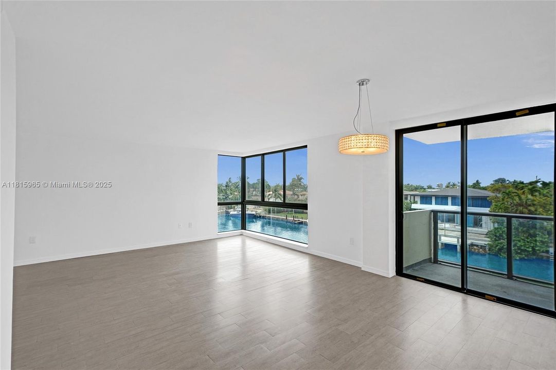 最近售出: $395,000 (1 贝兹, 2 浴室, 895 平方英尺)