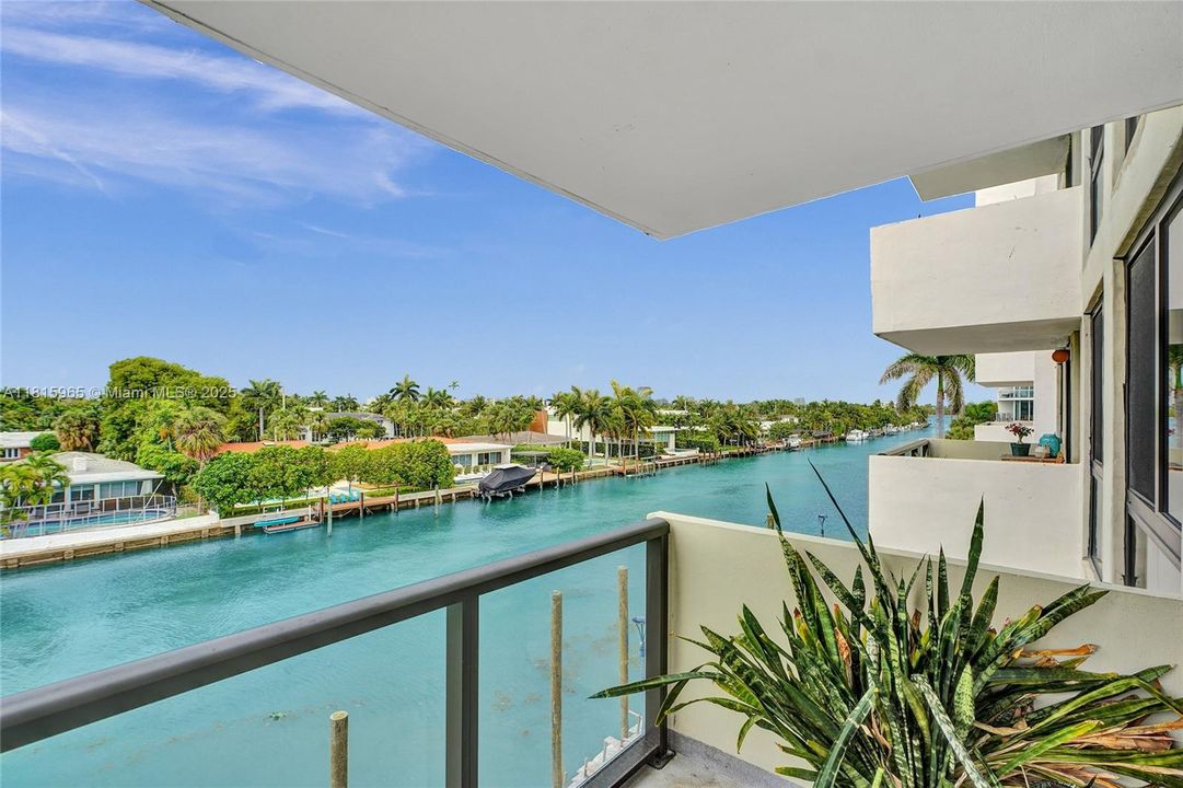 最近售出: $395,000 (1 贝兹, 2 浴室, 895 平方英尺)