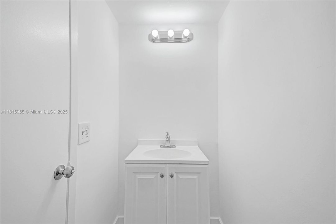 最近售出: $395,000 (1 贝兹, 2 浴室, 895 平方英尺)