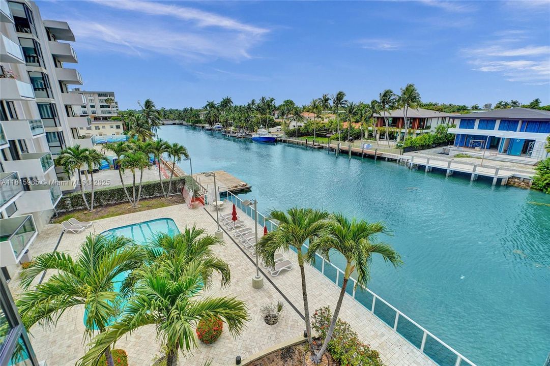 最近售出: $395,000 (1 贝兹, 2 浴室, 895 平方英尺)