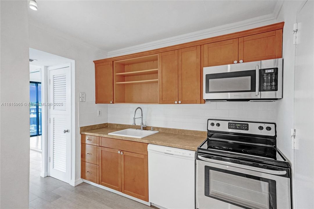 最近售出: $395,000 (1 贝兹, 2 浴室, 895 平方英尺)