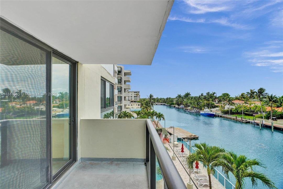 最近售出: $395,000 (1 贝兹, 2 浴室, 895 平方英尺)