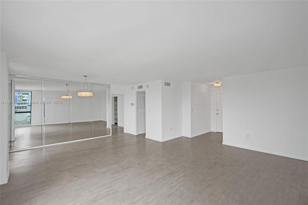 最近售出: $395,000 (1 贝兹, 2 浴室, 895 平方英尺)