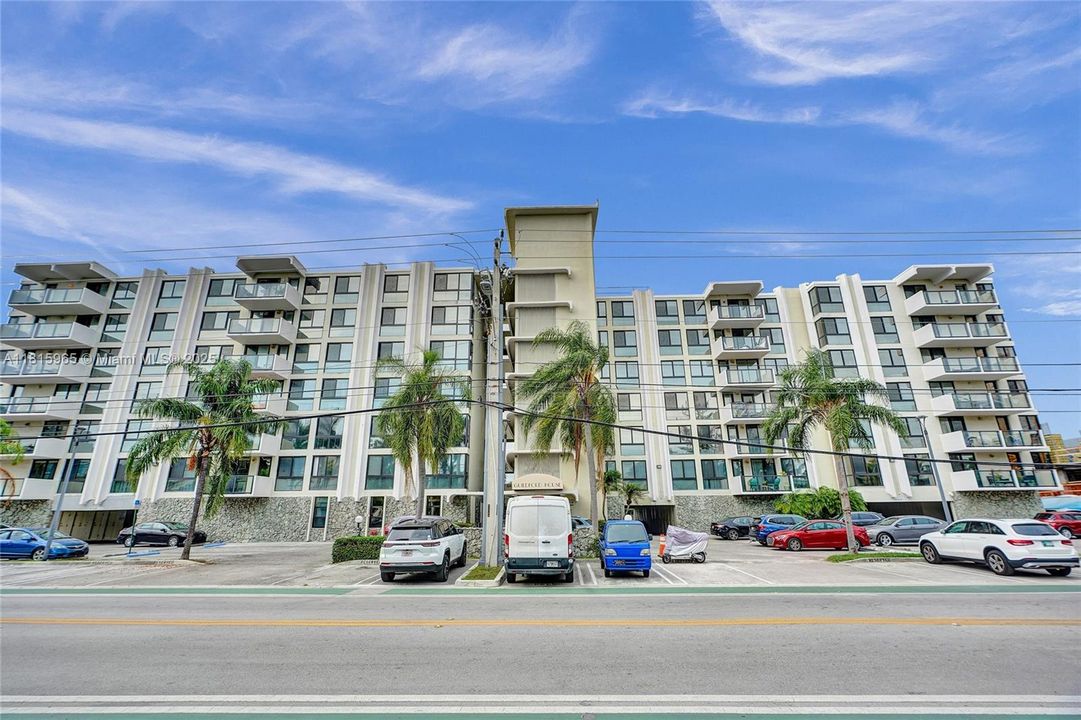 最近售出: $395,000 (1 贝兹, 2 浴室, 895 平方英尺)