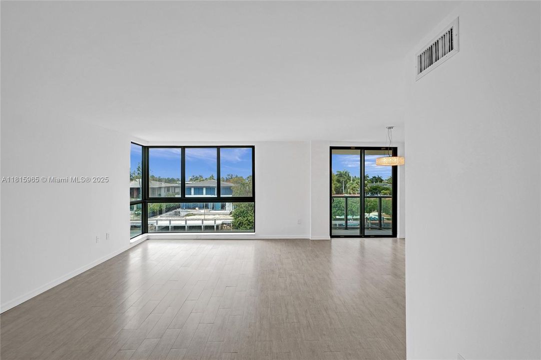 最近售出: $395,000 (1 贝兹, 2 浴室, 895 平方英尺)