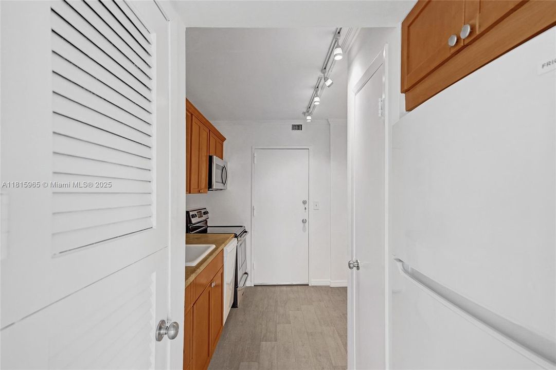 最近售出: $395,000 (1 贝兹, 2 浴室, 895 平方英尺)