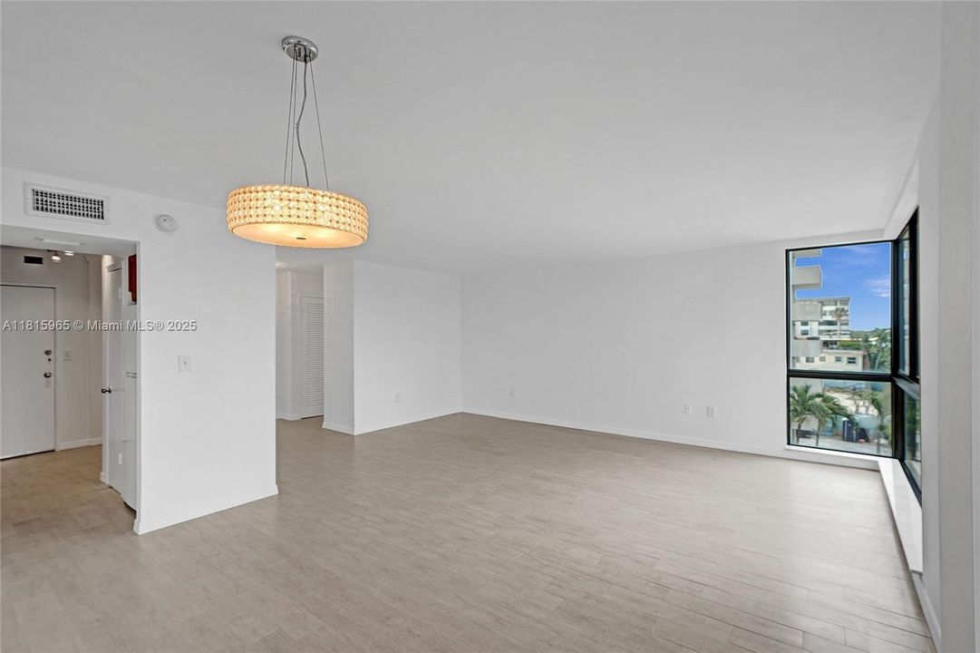 最近售出: $395,000 (1 贝兹, 2 浴室, 895 平方英尺)