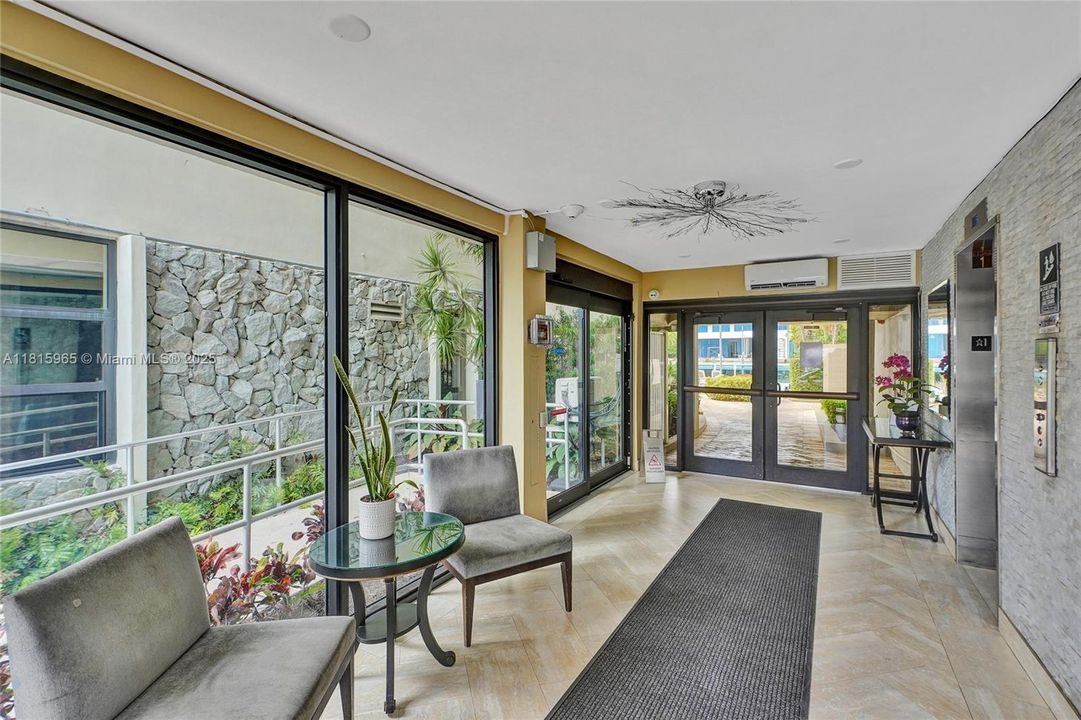 最近售出: $395,000 (1 贝兹, 2 浴室, 895 平方英尺)