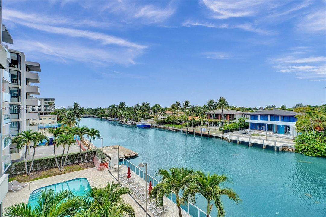 最近售出: $395,000 (1 贝兹, 2 浴室, 895 平方英尺)