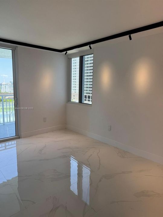 待售: $325,000 (1 贝兹, 1 浴室, 593 平方英尺)