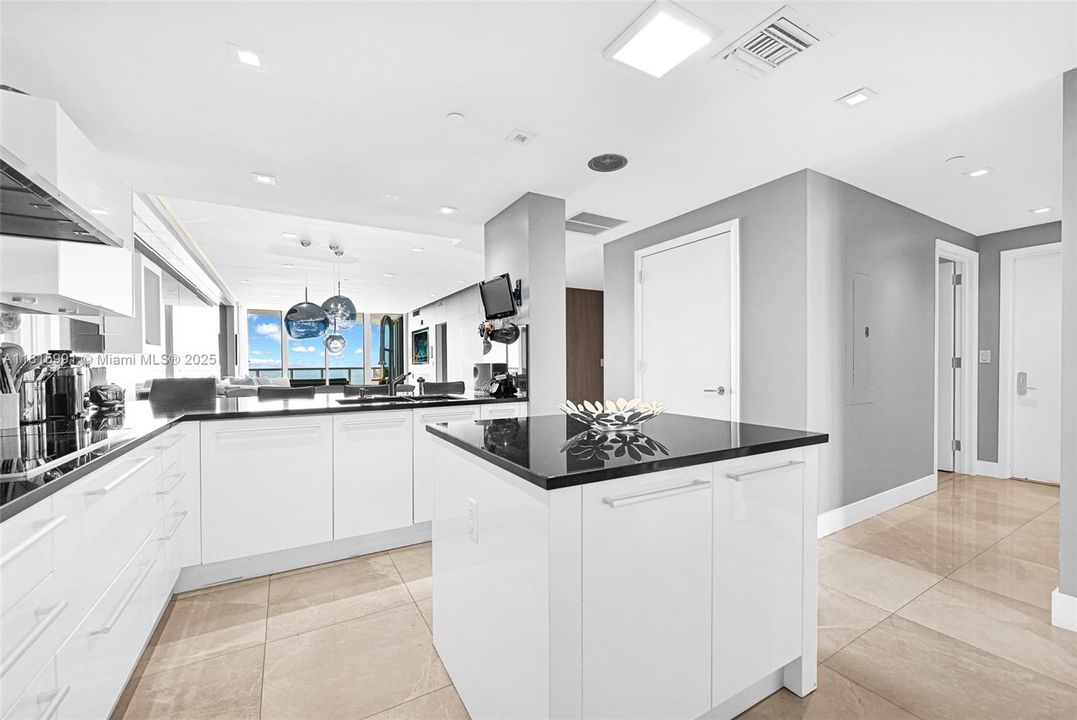 На продажу: $2,995,000 (3 спален, 3 ванн, 1933 Квадратных фут)