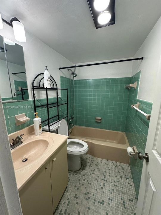 For Sale: $145,000 (1 beds, 1 baths, 640 Square Feet)