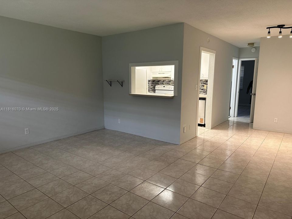 For Sale: $145,000 (1 beds, 1 baths, 640 Square Feet)