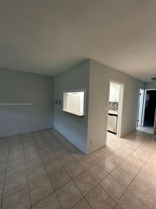 For Sale: $145,000 (1 beds, 1 baths, 640 Square Feet)