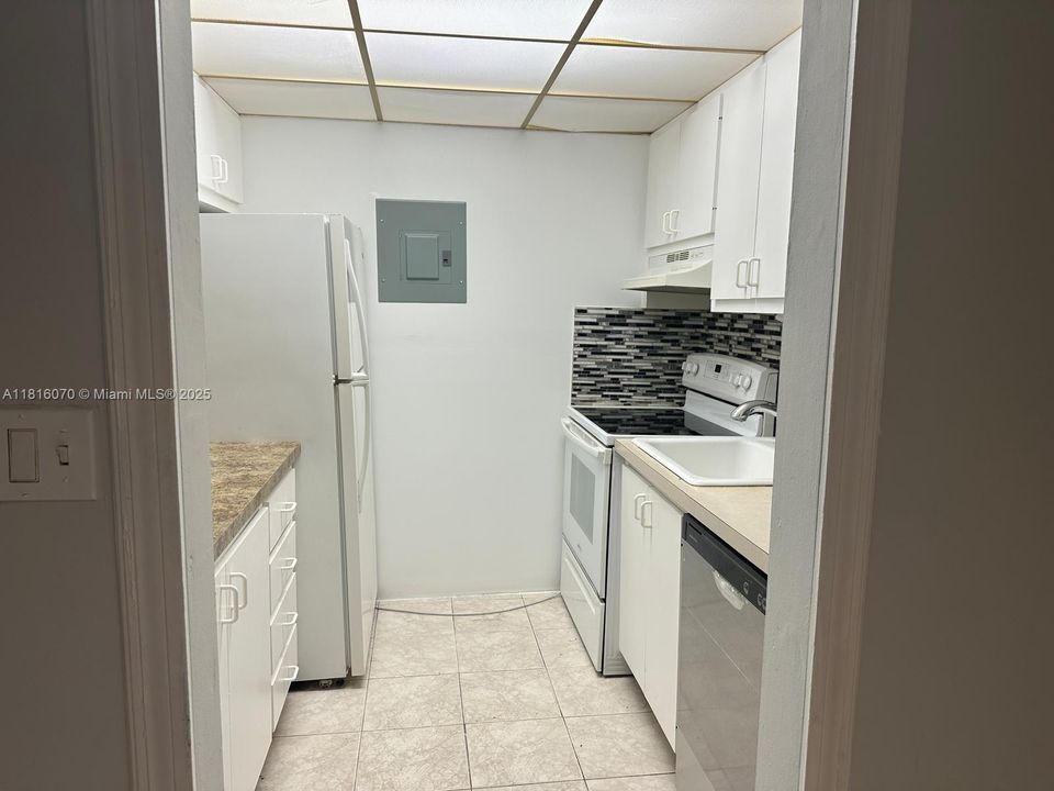 For Sale: $145,000 (1 beds, 1 baths, 640 Square Feet)