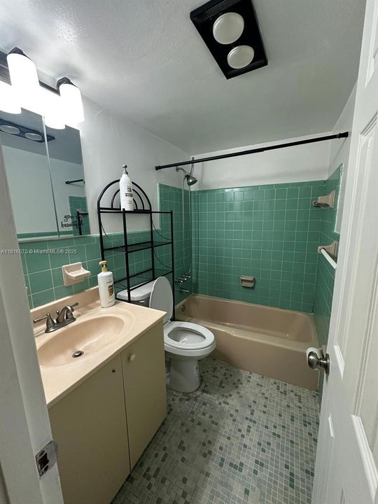 For Sale: $145,000 (1 beds, 1 baths, 640 Square Feet)