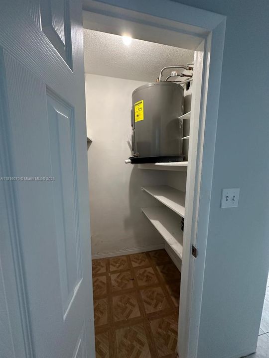 For Sale: $145,000 (1 beds, 1 baths, 640 Square Feet)