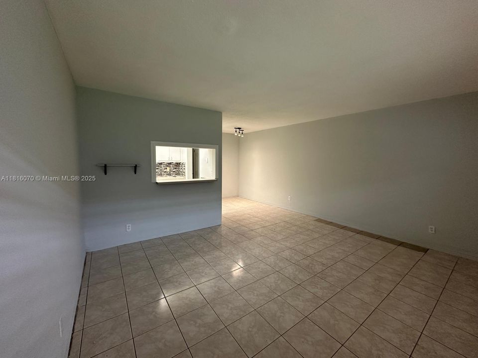 For Sale: $145,000 (1 beds, 1 baths, 640 Square Feet)